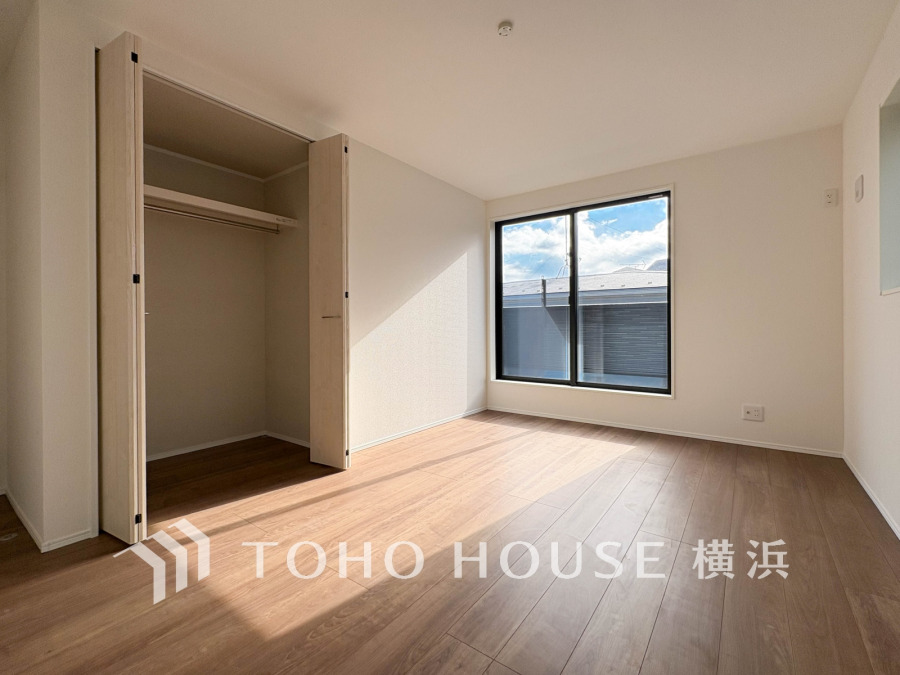 1日の疲れを癒し、心地よく寛げるようゆったりとした広さを確保しています。プライベートタイムをより優雅に穏やかに…。落ち着いた雰囲気を紡ぎます。