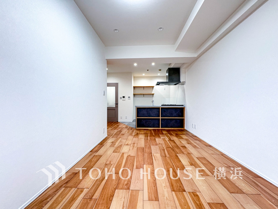 和やかで洗練された空間の演出。寛ぎとコミュニケーションを育む居心地のよい場所。やわらかな陽射しが降り注ぎ、室内に開放感と爽快感をもたらします。