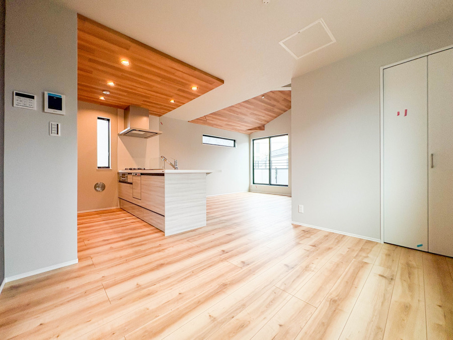 広々としたリビングダイニングは、シックでモダンな内装。落ち着いた雰囲気に包まれて、伸びやかな空間の中で、ゆったりと家族団らんのひとときを過ごせます。