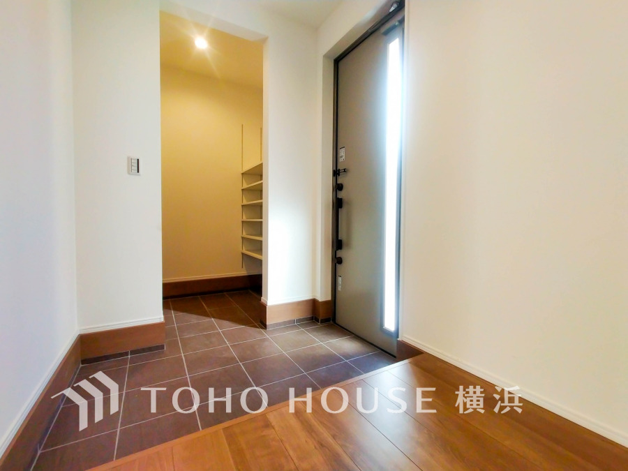 玄関には、ご家族みんなの靴をたっぷりと収納することができるシューズインクローゼットをご用意しました。さらに場所をとるベビーカーやゴルフ道具なども収納できるので、玄関まわりはいつもすっきり。