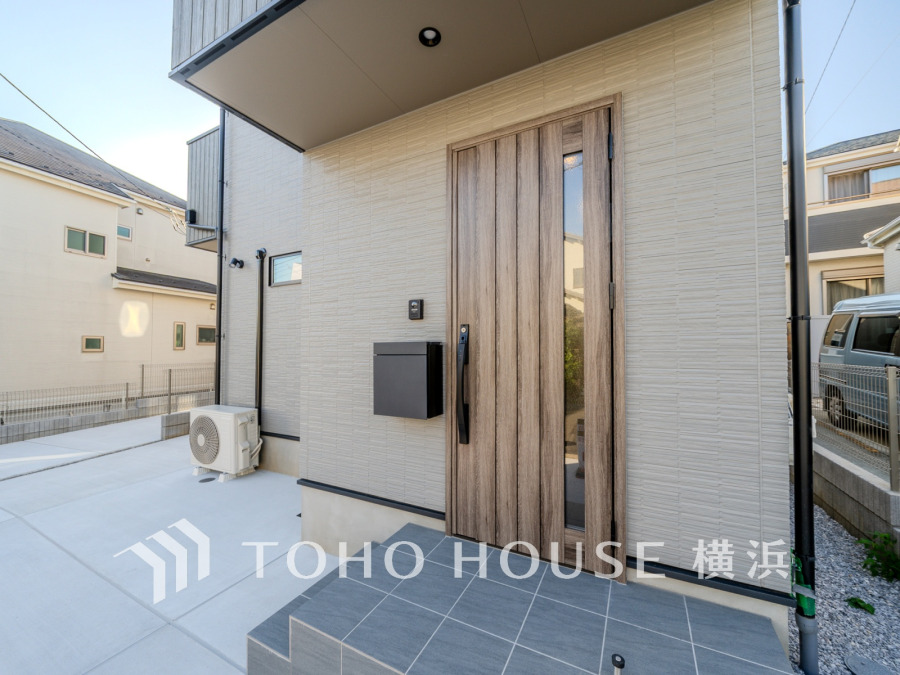 風を感じ青い空から太陽の恵みを感じる温もり溢れる佇まい。住む人を映し出す洗練された佇まいは、いつまでも輝き続けながらいつしか街の風景に溶け込んでいきます。