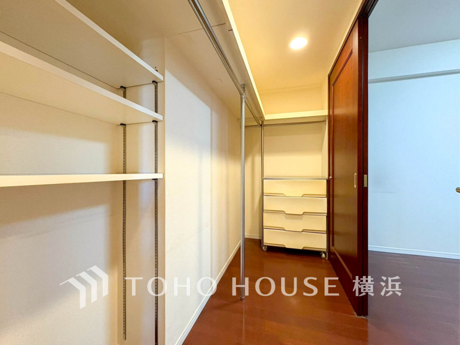 大人が立って入る事ができる広々クローゼット。コートやワンピースはもちろん、ゴルフバッグ等大きめな物も楽々収納できます。ラックの右側は夏物、左側は冬物と分ければ衣替えも不要ですね。