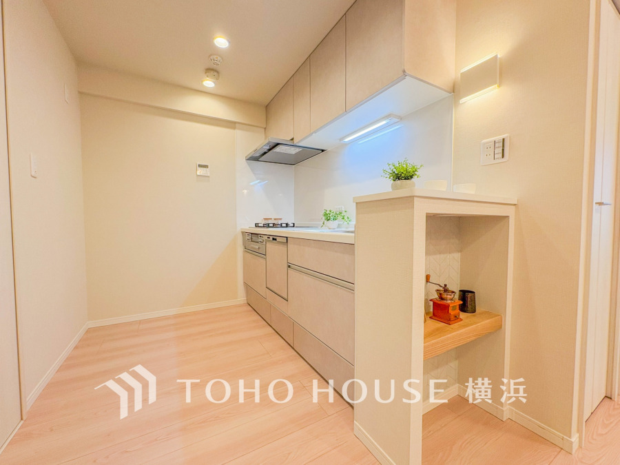 作業に集中しやすい独立型のキッチン。新規交換されたシステムキッチンの清潔感あふれる空間です。
