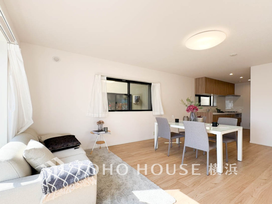 豊かな光が床材を照らしだすひと時、この場所には落ち着きと上質な空気感が流れます。ご家族やお友達との時間など、多くの時を刻む空間。何気なく過ぎる時でさえも上質なひと時となる快適な空間を目指して。