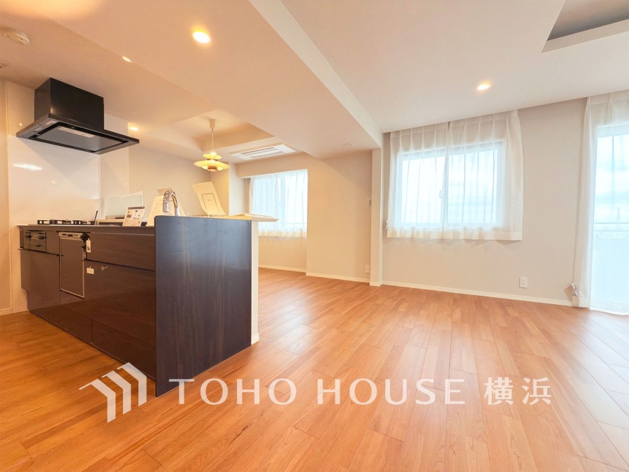 機能性とデザイン性を兼ね備えたシステムキッチン。リビングとの一体感も考慮され、美しい空間が実現。