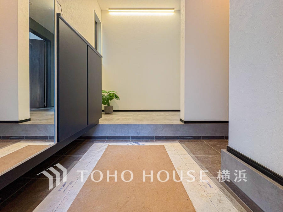 清潔感溢れる玄関がお出迎えする本邸宅の物語は、ここから始まる日常を期待させます。この場所には「希望」と「優越」で包み込んでくれる「特別」な空間があります。