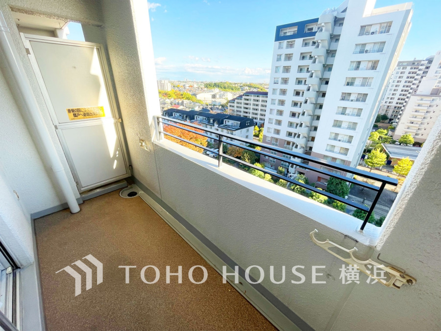 豊かな緑を身近に感じる眺望。開放感と抜ける風の気持ちよさを感じる癒しの空間です。
