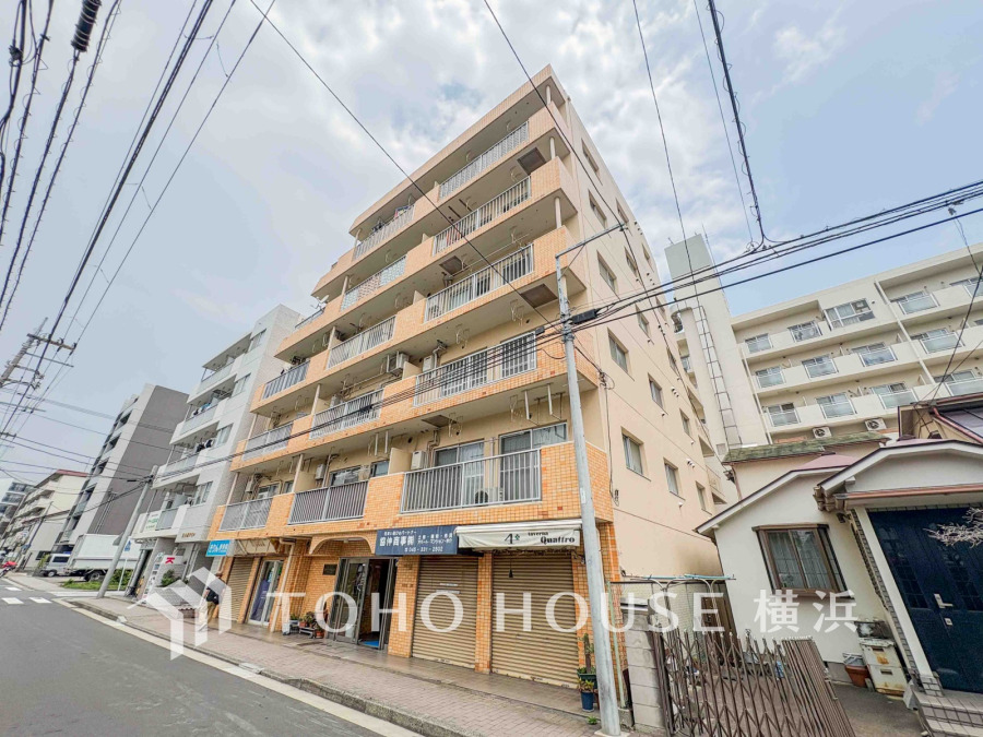 ふりそそぐ陽射しと開放的な空間形成。青空を背景に更なる美しさを醸す佇まい。暖かな陽光と爽やかな風がハーモニーを奏でる上質な空間を愉しむ暮らしがここにある。