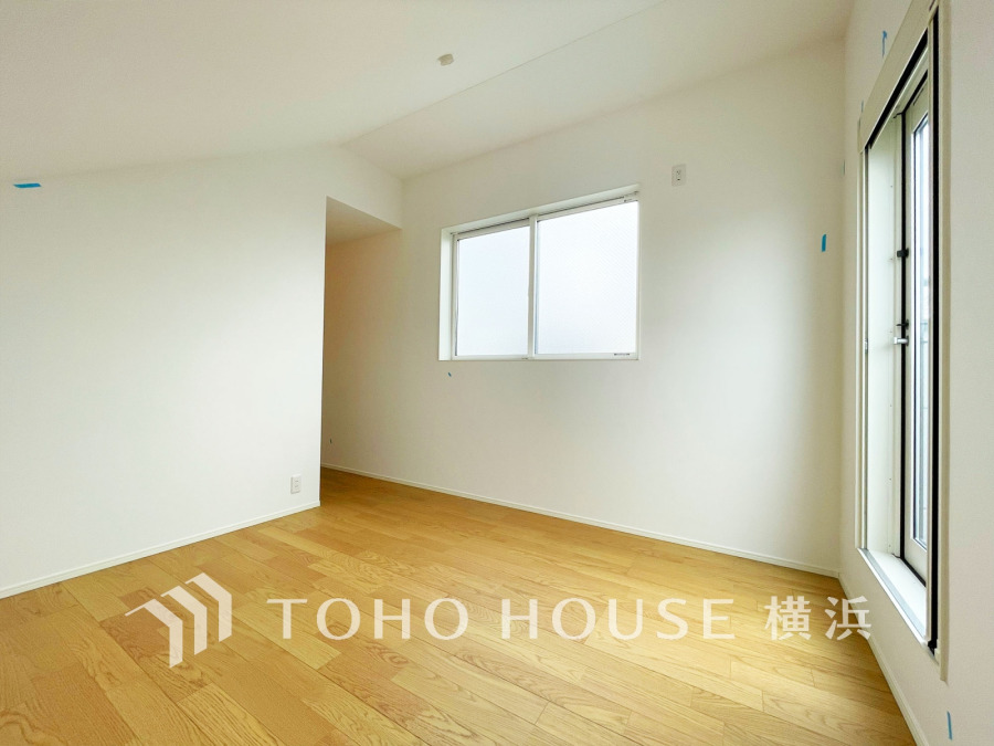 バルコニーに面した明るい洋室。穏やかな陽射しが、ゆったりとした寛ぎの時間を包みます。
