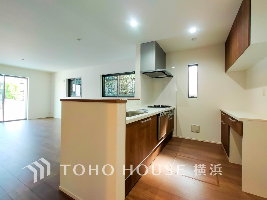 機能性とデザイン性にすぐれた美しいキッチンは、家族との対話を楽しめる対面タイプ。インテリア性も高い大型カップボードが配置されており、効率的な家事動線と豊かな収納力が備えられています。 