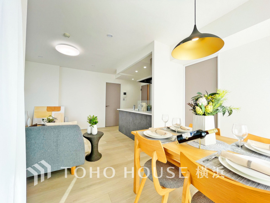 広々としたリビング・ダイニングは、光が広がるシンプルさがお洒落な内装。落ち着いた雰囲気に包まれて、伸びやかな空間のなかで、ゆったりと家族団らんのひとときを過ごせます。