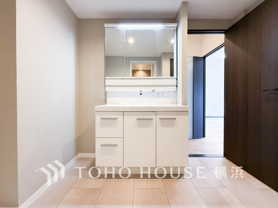 清潔感のあるプライベート空間は、身だしなみチェックや肌のお手入れに最適です。収納もあり、スッキリと見映えの良い空間に拵えました。時間に余裕とゆとりを持たせます。