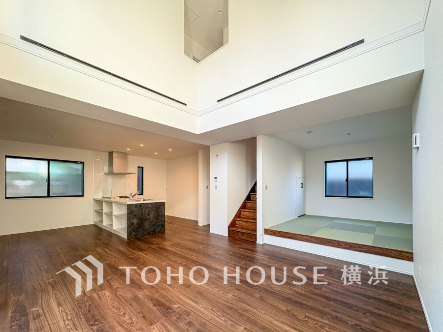 上部吹抜けで開放感溢れるLDKは20.1帖の広々とした憩いの場。隣接の畳コーナーが調和したモダンな空間です。