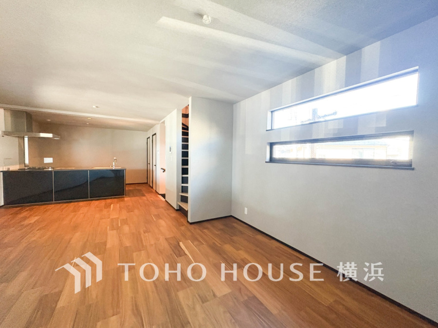 ここにはみんなが集い、食事と楽しい会話が始まる。話に夢中になりすぎて、ついつい時を忘れてしまう。そんな束の間の幸せを感じさせてくれる場所。