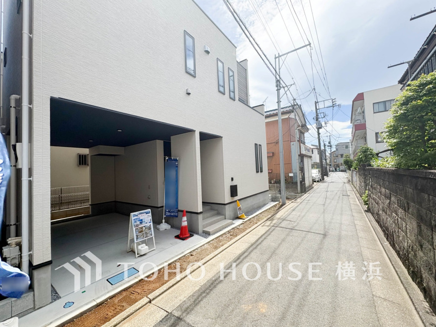 落ち着きある住宅街に佇む邸宅。ビルトインカースペース（1台分）付きです。