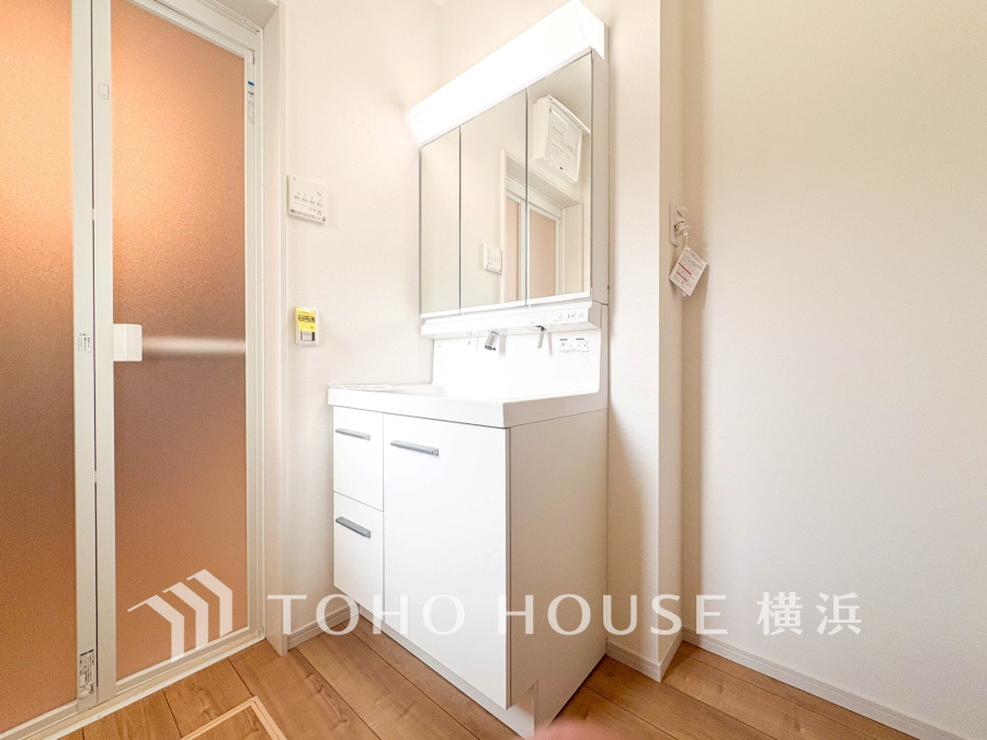 使いやすい機能が備えられた清潔感溢れる洗面空間。収納も充実しています。
