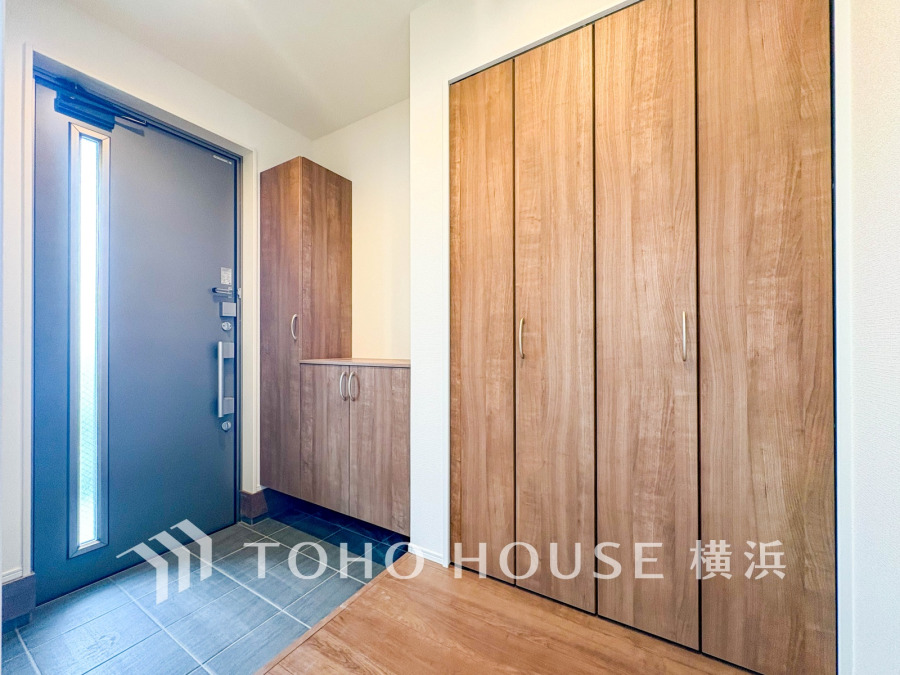 お客様をお迎えする玄関は落ち着いた雰囲気。帰り着くたびに洗練されたテイストの空間に迎えられ誇りと喜びを感じる玄関まわりです。