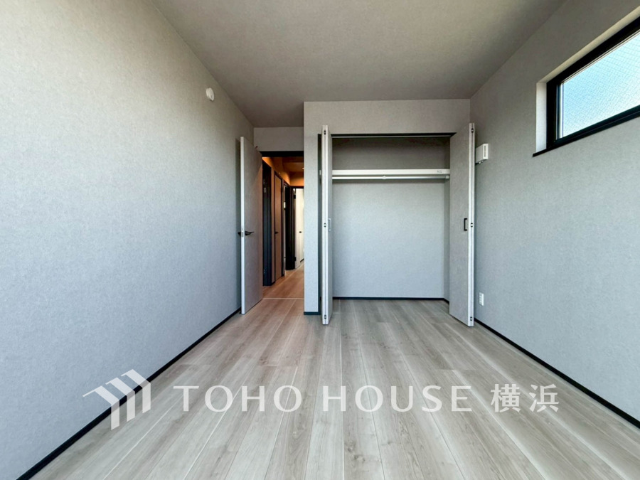 大きな窓からは快適な光を取り入れ、通気性能を上げる事で居心地の良い空間を演出します。多くの時間を過ごす住まいだからこそ、いつも快適な場所であるように心掛けています。