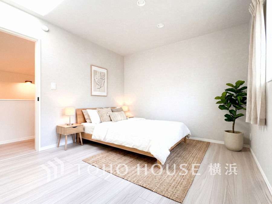 晴天の輝きと共に差し込む暖かな陽射しを愉しむことのできる空間。時には雨音が刻むリズムとハーモニーに耳を澄まし、煌く星空を眺める、そんな日常がここにあります。