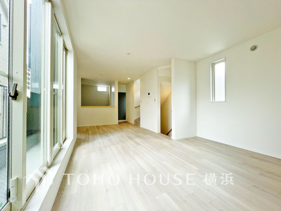 ここにはみんなが集い、食事と楽しい会話が始まる。話に夢中になりすぎて、ついつい時を忘れてしまう。そんな束の間の幸せを感じさせてくれる場所。