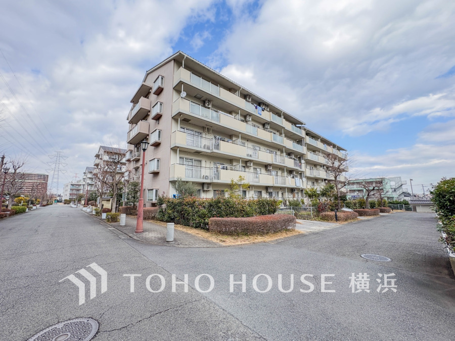 緑豊かで閑静な住宅地に佇む全8棟の大型コミュニティ。子育て環境も良好です。