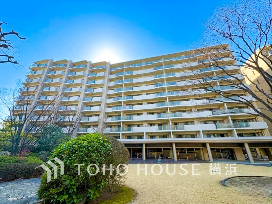 時代の流れに惑わされないシックなカラートーンで街並みに溶け込む外観は、主張し過ぎず、また平凡になり過ぎず絶妙なコントラストで輝きを放ちます。