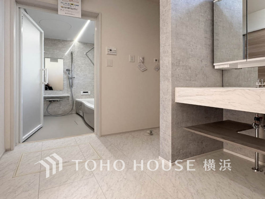 脱衣スペースを含む空間はゆとりの広さを設け、また洗面化粧台にも収納スペースを設ける事により、散らかりやすい洗面スペースをスッキリ保てます。