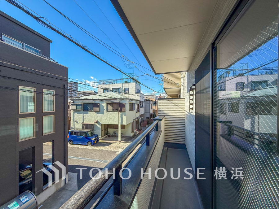 開放感いっぱいの眺望と共に光と風を享受するバルコニー。緑豊かな景観を眺めることができます。