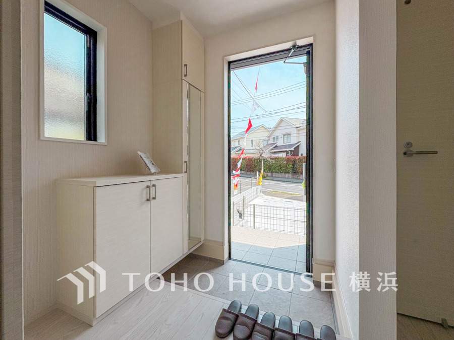 清潔感溢れる玄関がお出迎えする本邸宅の物語は、ここから始まる日常を期待させます。この場所には「希望」と「優越」で包み込んでくれる「特別」な空間があります。