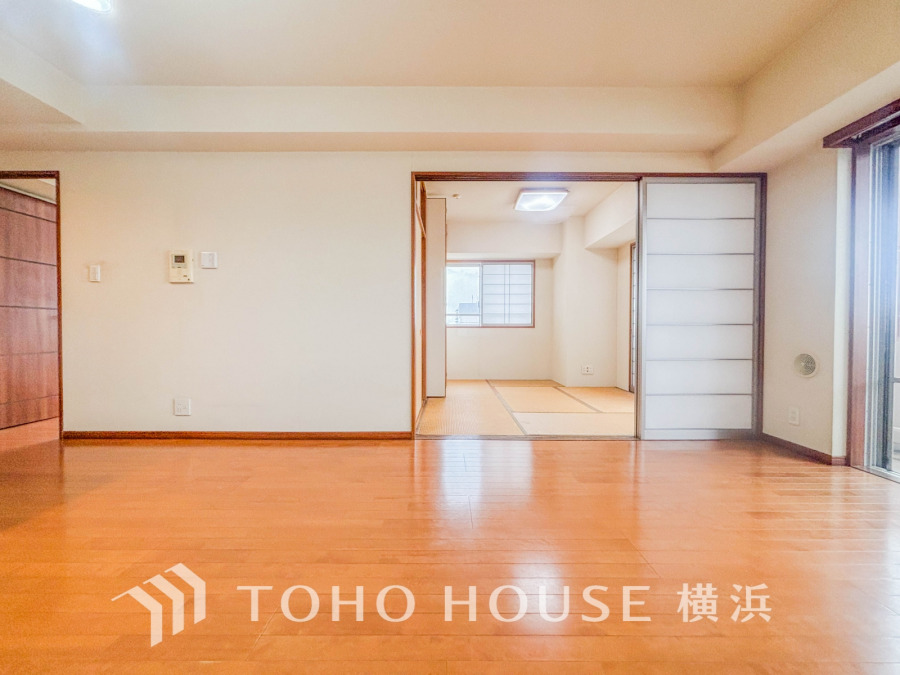 ここにはみんなが集い、食事と楽しい会話が始まる。話に夢中になりすぎて、ついつい時を忘れてしまう。そんな束の間の幸せを感じさせてくれる場所。