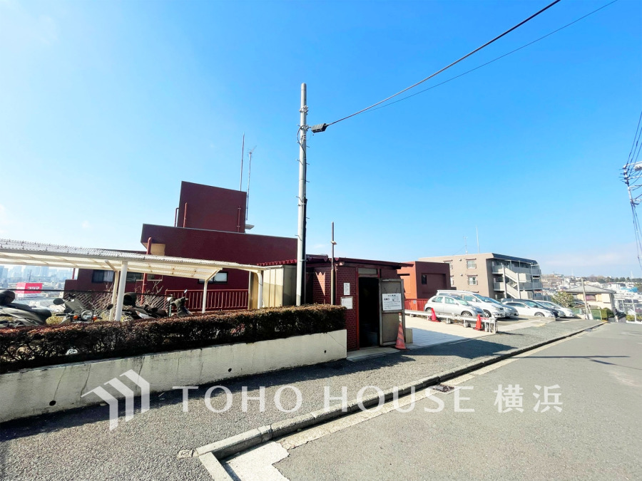 開放感のある南傾斜の高台立地。陽当たり・眺望良好です。