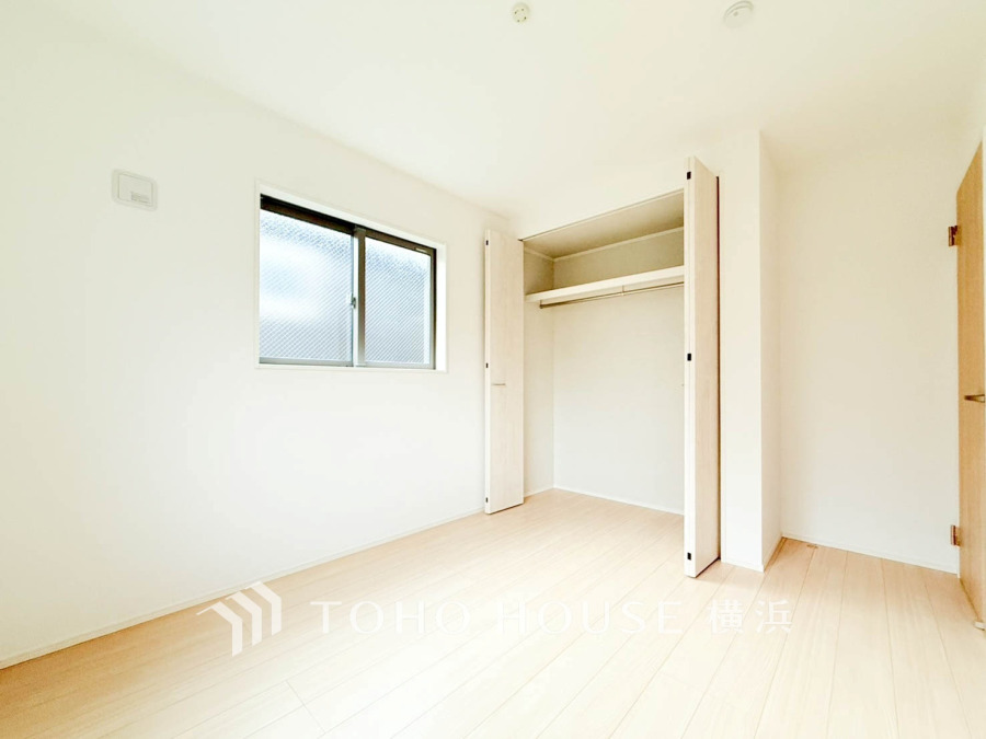 大きな窓からたっぷりと陽光が注がれる明るい空間。家族の成長に対応できる永住仕様の間取り。時を忘れて過ごす場所として過ごせるお部屋。