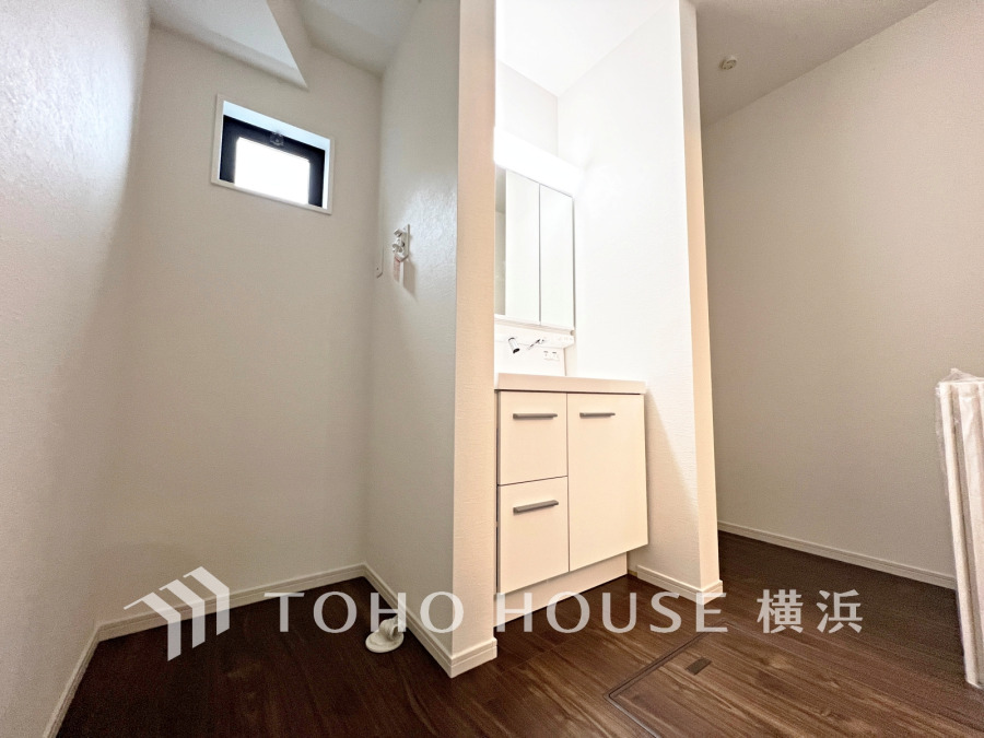 使いやすい機能が備えられた清潔感溢れる洗面空間。収納も充実しています。
