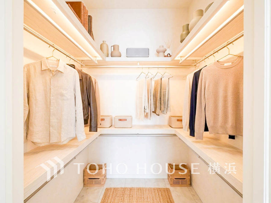 明るく開放的なウォークインクローゼット。収納力に優れ、衣類や小物をすっきり整理できます。（装飾品はAI加工です）
