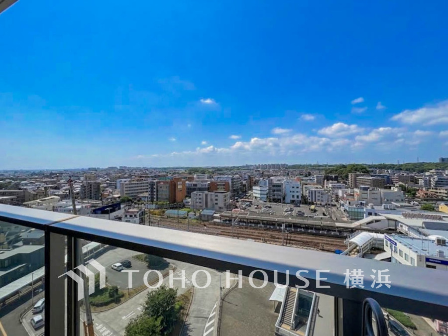 開放感あふれるバルコニーから広がる街並みと青空、心地よい眺望が日常を豊かに彩ります。