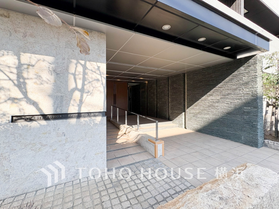 洗練されたデザインのエントランス。バリアフリー対応のスロープで安心・快適な出入りを実現しています。