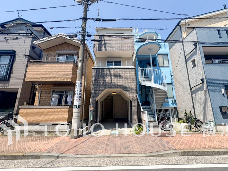 時代の流れに惑わされないシックなカラートーンで街並みに溶け込む外観は、主張し過ぎず、また平凡になり過ぎず絶妙なコントラストで輝きを放ちます。