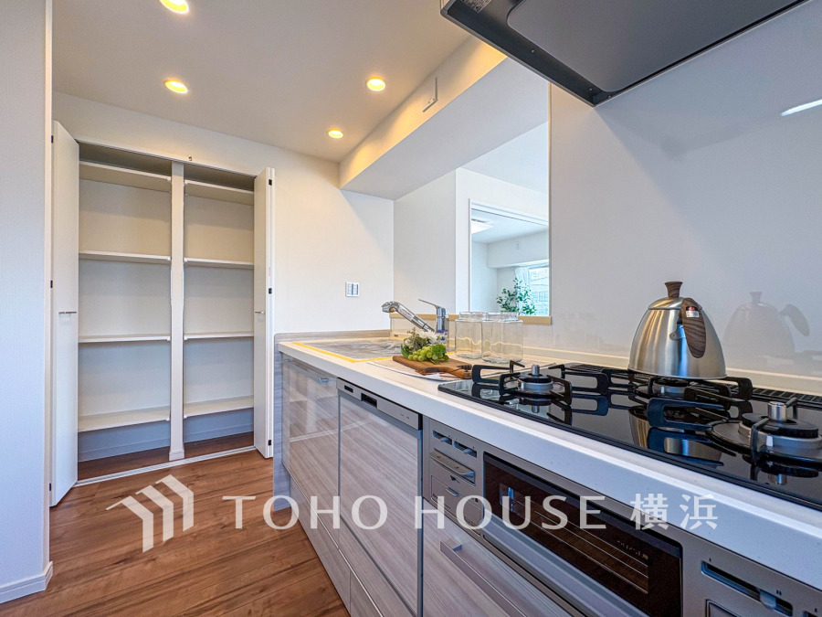 機能性とデザイン性を兼ね備えた開放的なキッチン空間。収納豊富なパントリー付きです。
