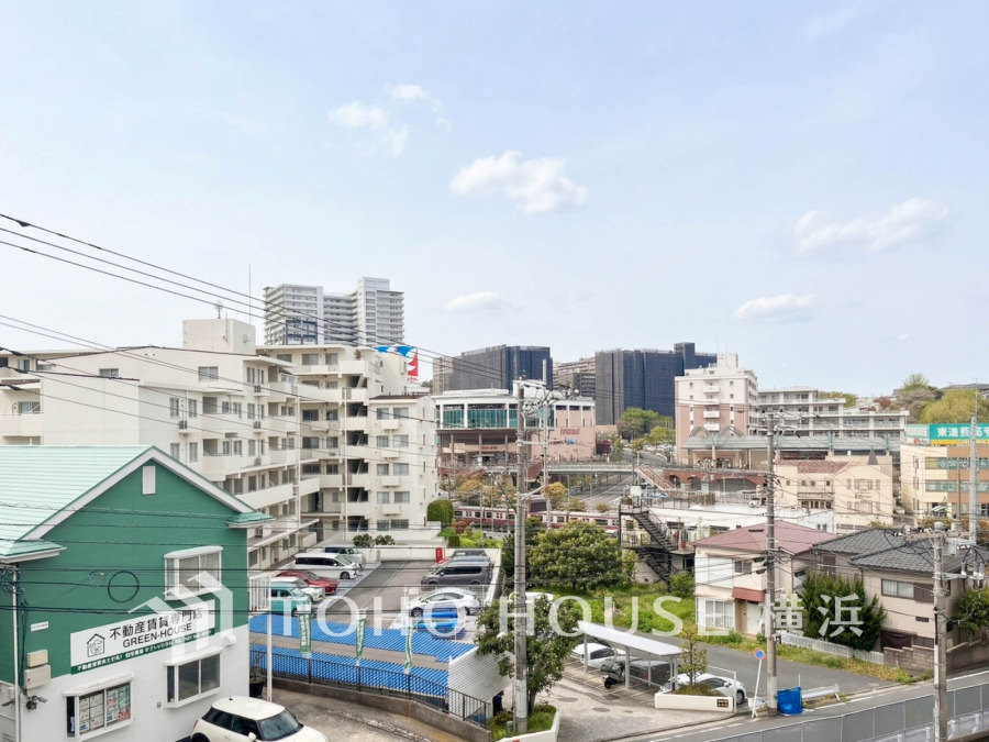 閑静な住宅街に位置し、周辺には商業施設や交通機関が充実。快適な都市生活を実現する好立地です。