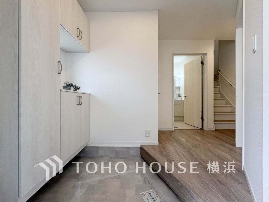 光溢れる明るく開放的なエントランス空間。お住まいの顔となる爽やかな玄関は、落ち着きと華やぎに満ちた空間に。ご家族の「行ってきます」「ただいま」を見守り続けます。 