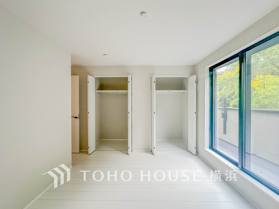 大きな窓からたっぷりと陽光が注がれる明るい空間。家族の成長に対応できる永住仕様の間取り。時を忘れて過ごす場所として過ごせるお部屋。