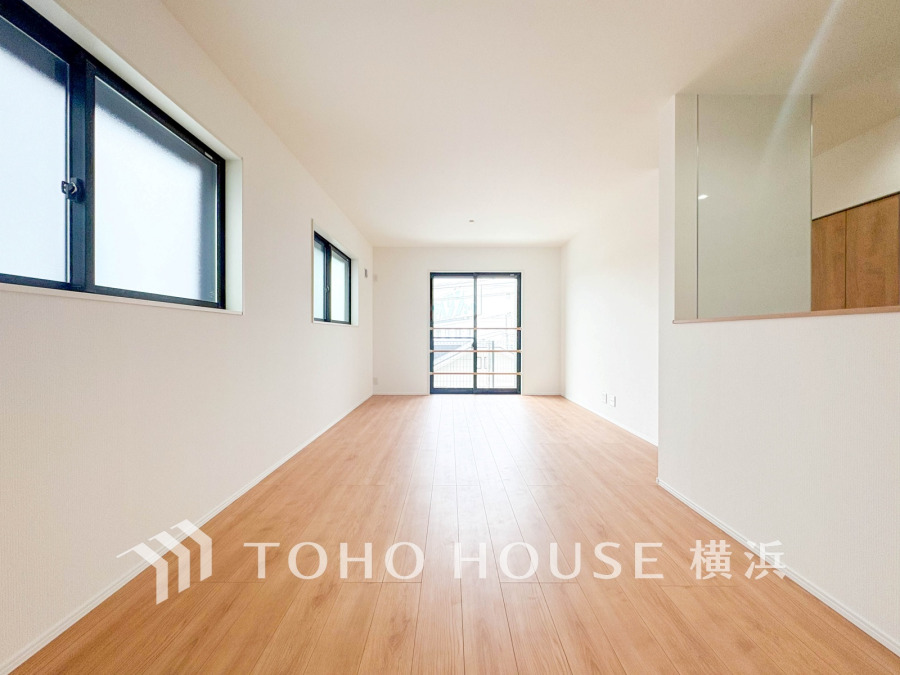 家族みんなが爽やかに健やかに過ごせるように、溢れる光をたっぷり取り込んだリビングダイニング。集いの場、憩いの場としての快適性を求めたやすらぎの空間です。