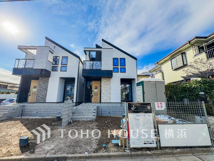 穏やかな風と陽光を導き、プライバシーに配慮された設計プランを採用し、居住性を一段と心地よいものにしています。周辺環境とのコラボレーションにより明るく開放的な空間を演出。（2025年12月撮影）