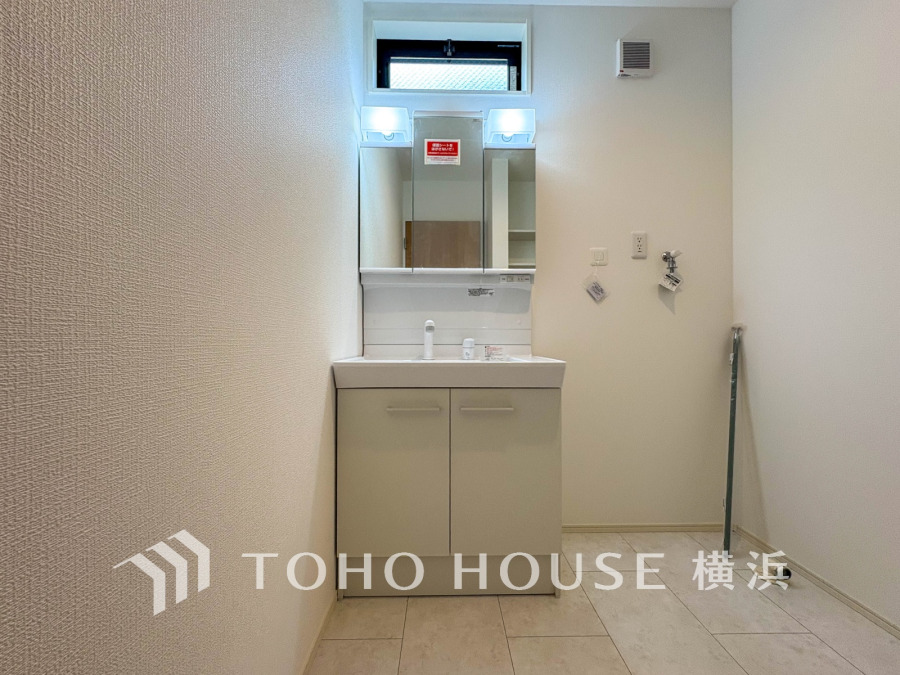 十分な大きさの洗面台は収納もさる事ながら、身だしなみチェックや歯磨きなど、朝の慌ただしい時間でもホテルライクなスペースで余裕とゆとりを感じて頂けます