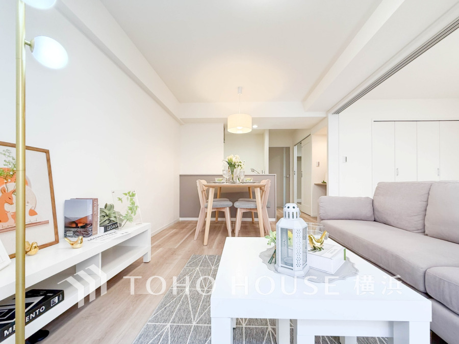 明るく開放的な空間が広がるLDK。室内には豊かな陽光が注ぎ込み、爽やかな住空間を演出。
