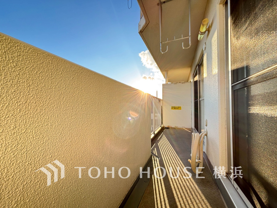 陽光とそよ風に触れることができる南東向きの明るいバルコニー。
