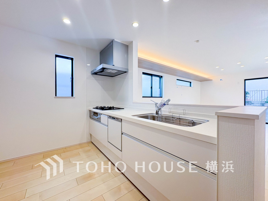 家事動線やリビングとのつながりに配慮し、食事の準備や片付けなどの家事を楽しくするキッチンスペースに仕上げました。毎日使う場所だから気持よく使えて、居心地の良い空間に。