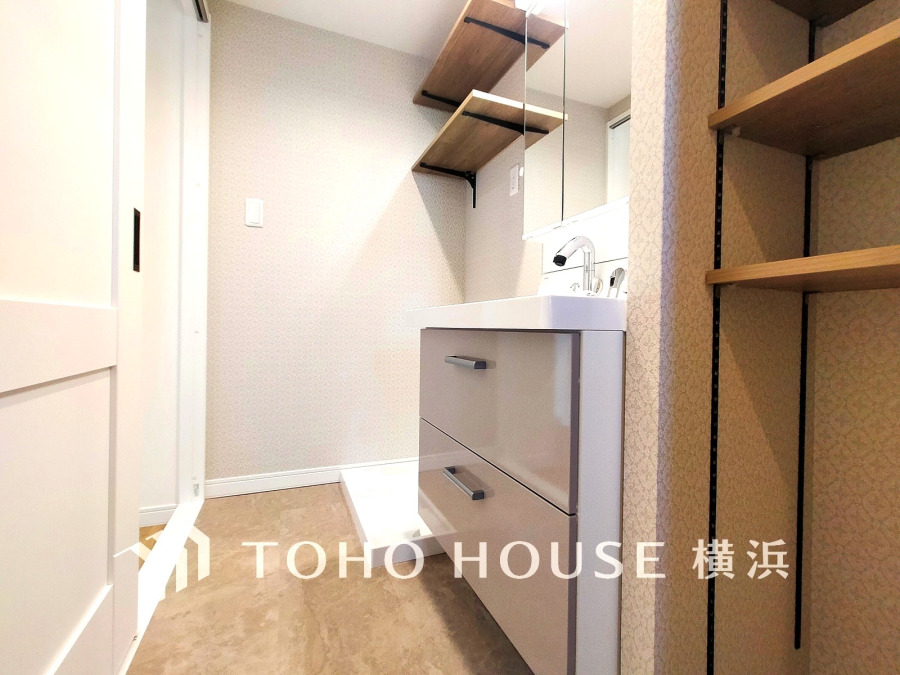 十分な大きさの洗面台は収納もさる事ながら、身だしなみチェックや歯磨きなど、朝の慌ただしい時間でもホテルライクなスペースで余裕とゆとりを感じて頂けます。