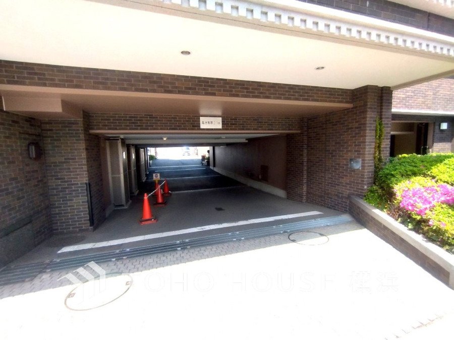 エントランスは毎日の行き帰りで使う大事な空間です。明るい基調で華やかなデザインなので、毎日も気持ちよく、またご友人なども素敵に迎え入れられます。