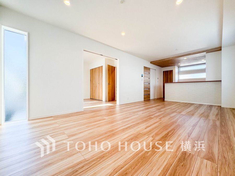 ここにはみんなが集い、食事と楽しい会話が始まる。話に夢中になりすぎて、ついつい時を忘れてしまう。そんな束の間の幸せを感じさせてくれる場所。